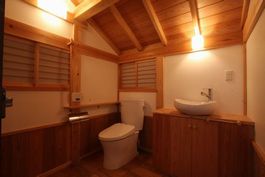 自然素材の木組みの家 トイレ
